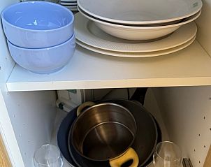 Keukenkast met servies in Huisje in Surhuisterveen, Friesland.