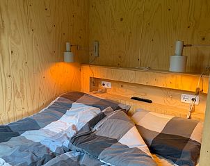 Sfeervolle slaapkamer in Huisje in Surhuisterveen op het Friese platteland, Friesland.