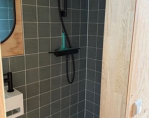 Moderne badkamer in Huisje in Surhuisterveen op het Friese platteland, Friesland.