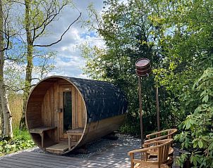 Unieke buitensauna bij vakantiehuis in Spanga, omringd door groen en rust.