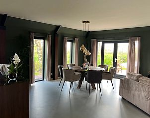 Eetkamer in vakantiehuis in Spanga met uitzicht op het Friese platteland en moderne inrichting.