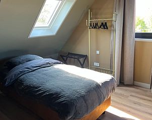 Slaapkamer in vakantiehuis in Spanga met dakraam en veel natuurlijk licht.