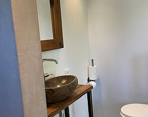 Moderne badkamer in vakantiehuis Huisje in Gonga met natuurstenen wasbak in Friesland.