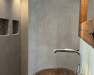 Stijlvolle badkamer van Huisje in Gonga met moderne afwerking en natuurlijke elementen.