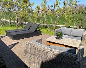 Relaxen op het terras van Huisje in Gonga met ligstoelen en groene omgeving in Friesland.