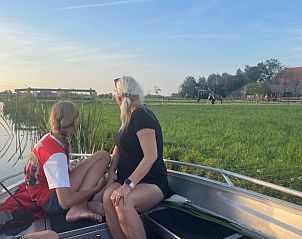 Gezin geniet van een boottocht in de omgeving van Huisje in Gonga, Friesland.