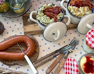 Traditionele Friese maaltijd geserveerd bij Huisje in Gonga, Friesland.