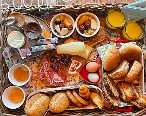 Heerlijk ontbijtmandje in Vakantiehuis in Gonga, Friesland, perfect voor een smakelijke start van de dag.