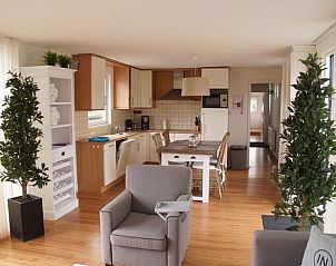 Gezellige woonkamer in Vakantiehuisje in Jirnsum, omgeven door Het Friese platteland, Friesland.