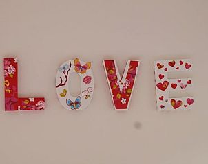 Decoratieve 'LOVE' letters in Vakantiehuisje in Jirnsum, charmant detail in Friesland.