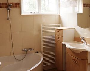 Stijlvolle badkamer in Vakantiehuisje in Jirnsum, luxe in Het Friese platteland, Friesland.