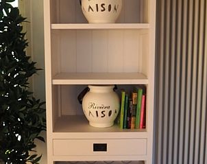 Decoratieve kast in Vakantiehuisje in Jirnsum, stijlvol interieur in Friesland.