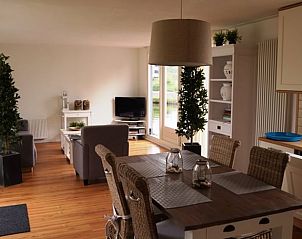 Eetkamer in Vakantiehuisje in Jirnsum, gezellig tafelen in Het Friese platteland, Friesland.