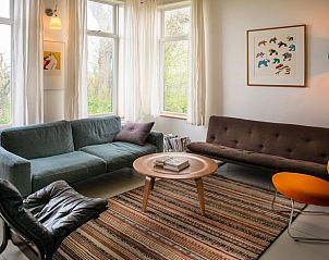 Comfortabele woonkamer in Vakantiehuisje in Tzummarum, met moderne inrichting op het Friese platteland.