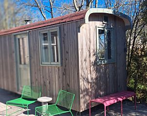 Houten hut met moderne inrichting bij Vakantiehuisje in Tzummarum, Friesland.