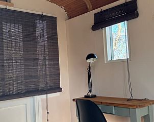 Werkruimte in houten hut bij Vakantiehuisje in Tzummarum, ideaal voor creativiteit op het Friese platteland.