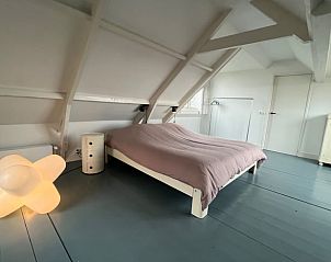 Slaapkamer met moderne inrichting in Vakantiehuisje in Tzummarum, ideaal voor een verblijf op het Friese platteland.