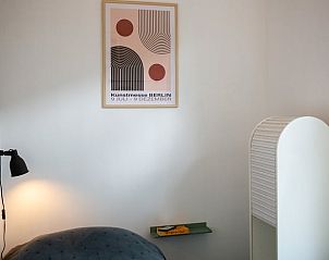 Stijlvolle hoek met kunstwerk in Vakantiehuisje in Tzummarum, gelegen op het Friese platteland.