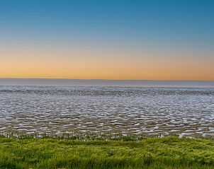 Zonsopgang over het Friese platteland nabij Huske 2 vakantiehuis in Tzummarum, Friesland.