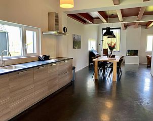 Moderne keuken in Huske 2 vakantiehuis, Tzummarum, Friesland op het Friese platteland.