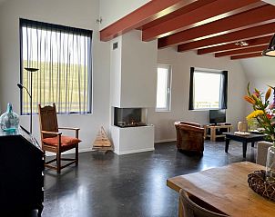 Gezellige woonkamer in Huske 2 vakantiehuis, Tzummarum, Friesland met open haard.