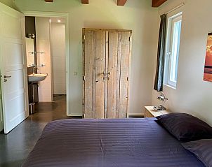 Slaapkamer met badkamer in Huske 2 vakantiehuis, Tzummarum, Friesland.
