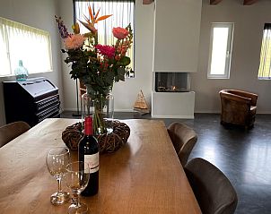 Eettafel met bloemen in Huske 2 vakantiehuis, Tzummarum, Friesland.