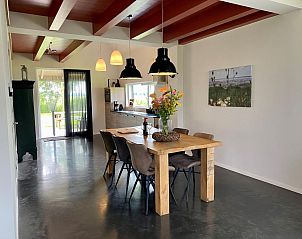 Eethoek met bloemen in Huske 2 vakantiehuis, Tzummarum, Friesland.