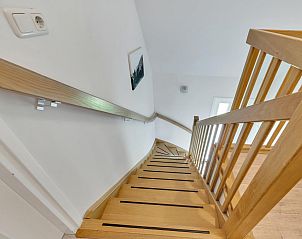 Houten trap naar boven in Huske 2 vakantiehuis, Tzummarum, Friesland.