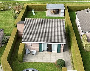 Luchtfoto van vakantiehuis FR463 in Tzummarum, omgeven door groene natuur in Friesland.