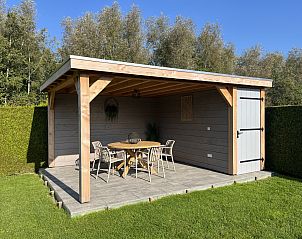 Moderne tv-hoek in vakantiehuis FR463, Tzummarum, met stijlvolle kast en decoratie, Friesland.