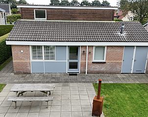 Complete badkamer in vakantiehuis FR463, Tzummarum, met douchecabine en wastafel, Friesland.