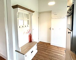 Eetkamer in vakantiehuis FR463, Tzummarum, met grote tafel en uitzicht op de tuin, Friesland.