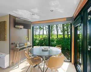 Binnenruimte van Vakantiehuisje in Weidum, met uitzicht op het Friese platteland, perfect voor ontspanning.