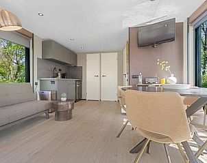 Moderne keuken en woonkamer in Vakantiehuisje in Weidum, Friesland, voor een comfortabel verblijf.