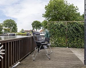 Voorzijde van vakantiehuis FR422 in Schoterzijl, rustig gelegen op het Friese platteland