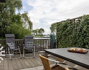 Uitzicht op het terras en water vanuit vakantiehuis FR422 in Schoterzijl, Friesland