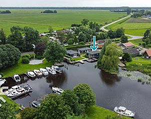 Entree van vakantiehuis FR422 in Schoterzijl met bankje en bloemen