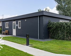 Bootjes aan de steiger bij vakantiehuis FR422 in Schoterzijl, Friesland