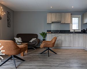 Eethoek met uitzicht op terras bij vakantiehuis FR422 in Schoterzijl, Friesland