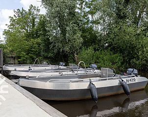 Voorzijde van vakantiehuis FR422 in Schoterzijl met grindpad en tuin