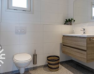 Hoofdslaapkamer met tweepersoonsbed in vakantiehuis FR422, Schoterzijl, Friesland