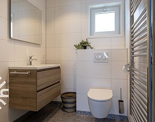 Slaapkamer met twee bedden in vakantiehuis FR423, Schoterzijl, Friesland.