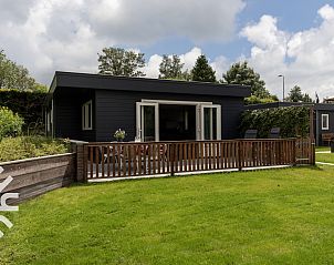 Ingang van vakantiehuis FR423 in Schoterzijl, Friesland met groene omgeving.