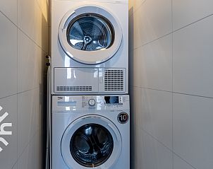 Tweepersoons slaapkamer in vakantiehuis FR423, Schoterzijl, Friesland met moderne decoratie.