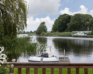 Moderne douche in vakantiehuis FR423, Schoterzijl, Friesland met witte tegels.