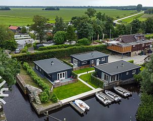 Boten aan de aanlegsteiger bij vakantiehuis FR423, Schoterzijl, Friesland.