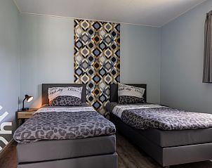 Open keuken en zithoek in vakantiehuis FR423, Schoterzijl, Friesland met moderne inrichting.