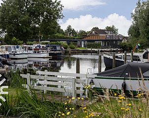 Ruim terras met tafel en stoelen bij vakantiehuis FR423, Schoterzijl, Friesland.
