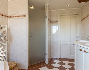 Bloeiende tuin rondom FR411 vakantiehuis in Oudeschoot, Friese platteland.